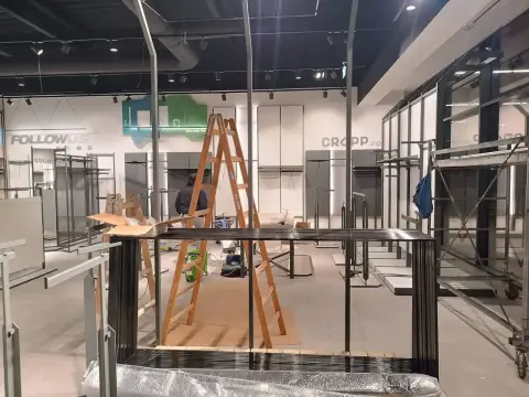 Cropp — retail interior during setup