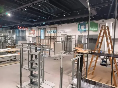 Cropp — retail space with shelves and equipment