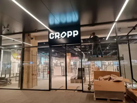 Cropp — Cropp shop entrance and window