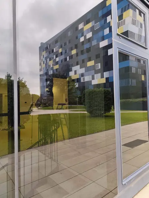 Dječji rtić — reflective glass façade