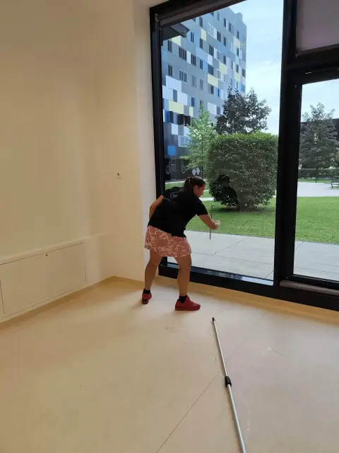 Dječji rtić — cleaning a large glass surface from inside