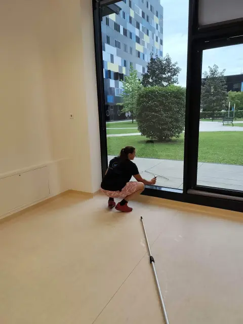 Dječji rtić — work on a large interior glass wall