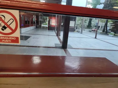 Franck — entrance area with a red counter