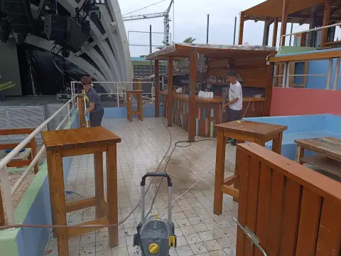 Papaya — cleaning an outdoor area with wooden elements