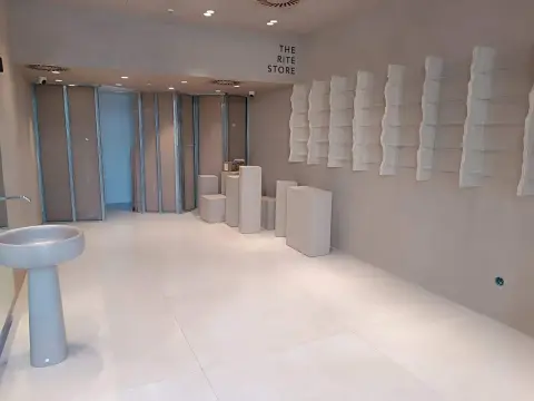 Razni objekti — retail space with display fixtures