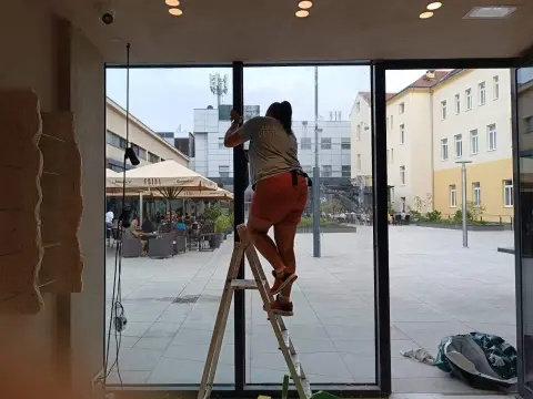 Razni objekti — cleaning a large shop window
