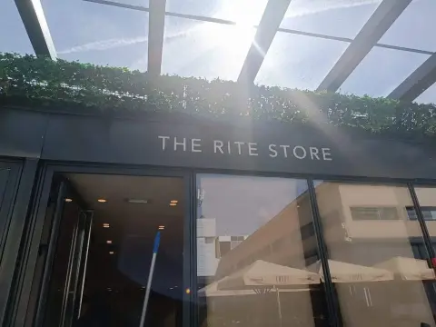 Razni objekti — entrance to The Rite Store