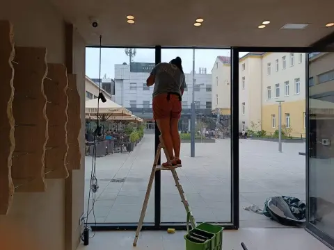 Razni objekti — work on the shop’s glass frontage
